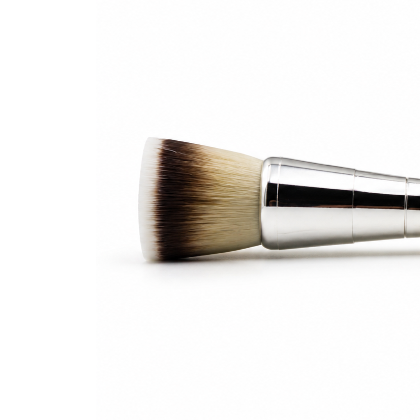 Presentación individual de la brocha plana de rostro Studio 957 Precision Kabuki de Bdellium Tools en su empaque protector.
