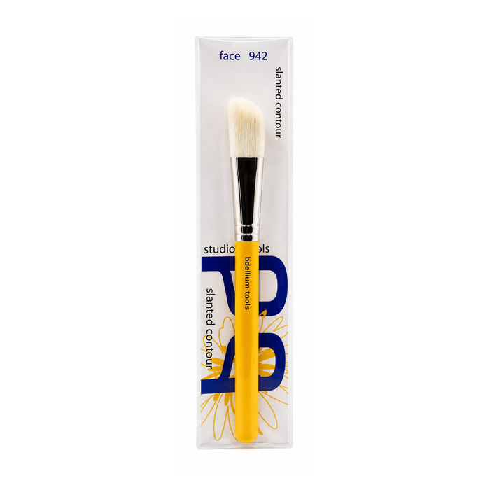 Brocha angular individual para contorno Studio Series 942 Slanted Contour de Bdellium Tools con mango amarillo.