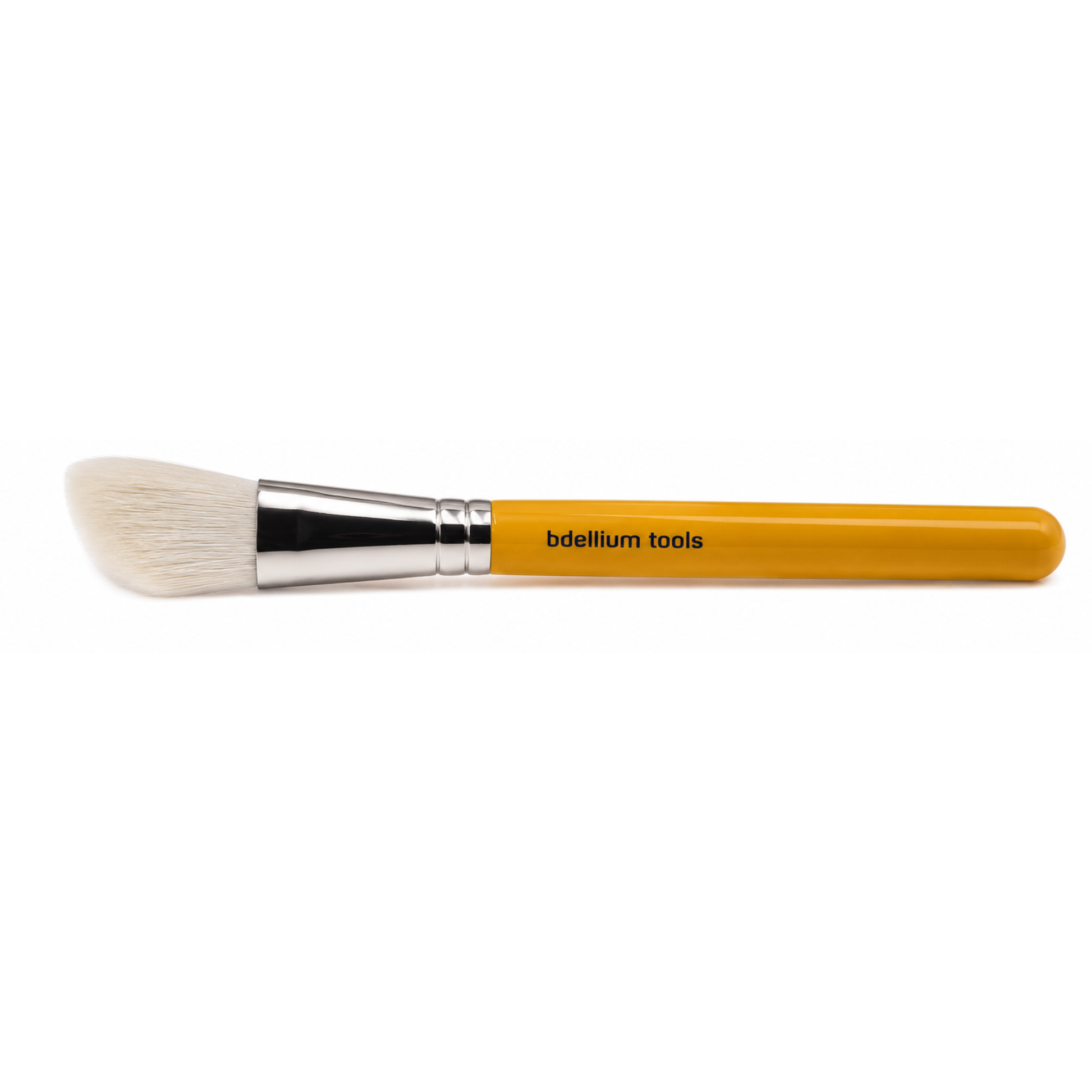 Primer plano de las cerdas biseladas y la virola metálica de la brocha para contorno Bdellium Tools 942.