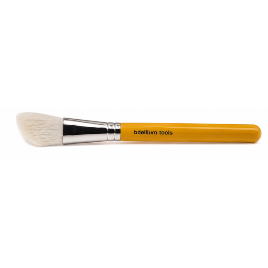 Primer plano de las cerdas biseladas y la virola metálica de la brocha para contorno Bdellium Tools 942.