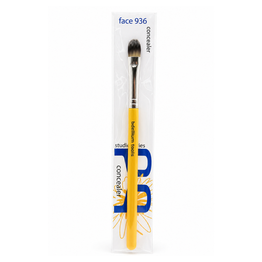 Brocha plana de lengua de gato para corrector Studio 936 Concealer de Bdellium Tools con mango negro.