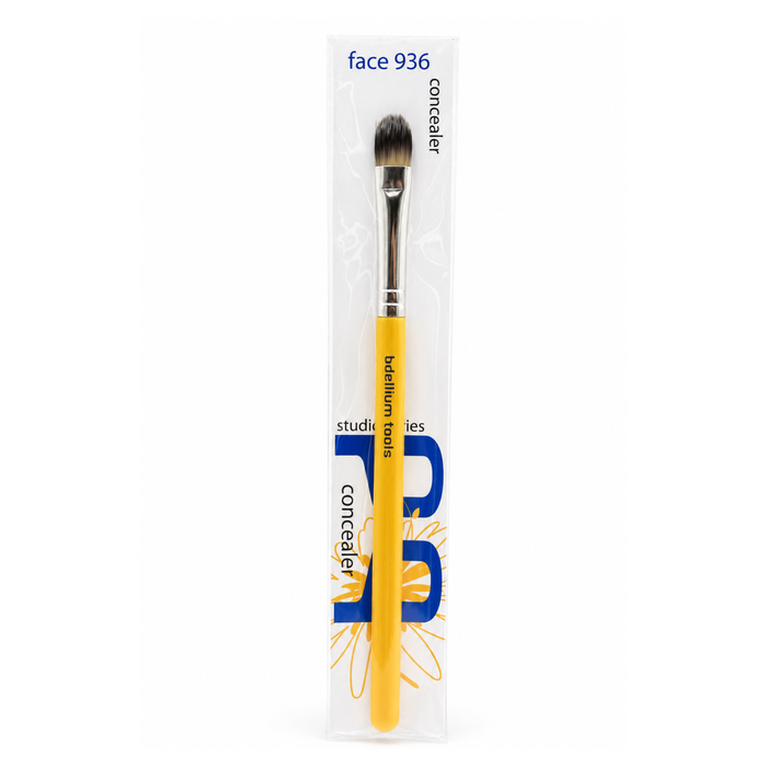 Brocha plana de lengua de gato para corrector Studio 936 Concealer de Bdellium Tools con mango negro.