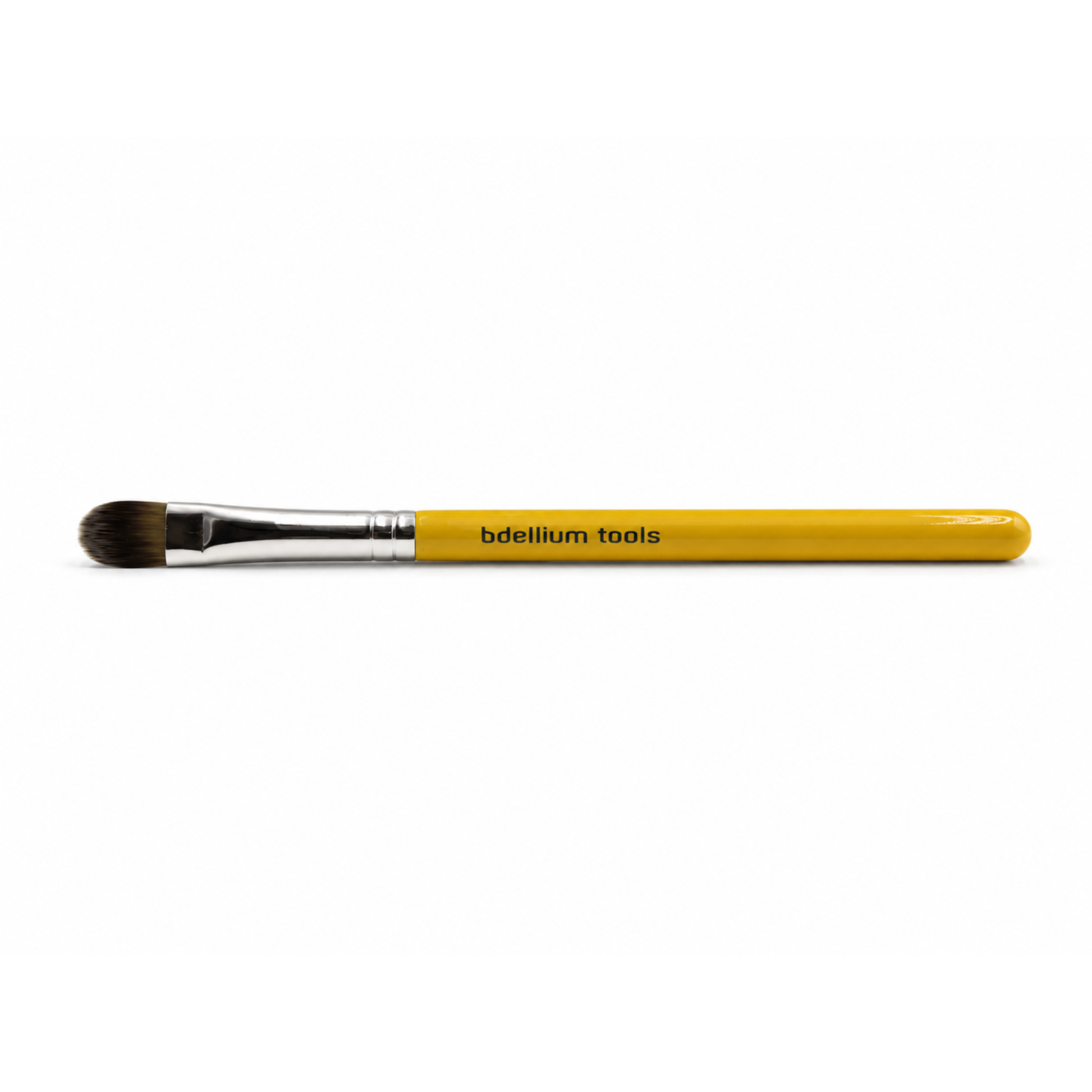 Primer plano de las cerdas sintéticas compactas, firmes y de punta redondeada de la brocha para corrector Bdellium Tools 936.