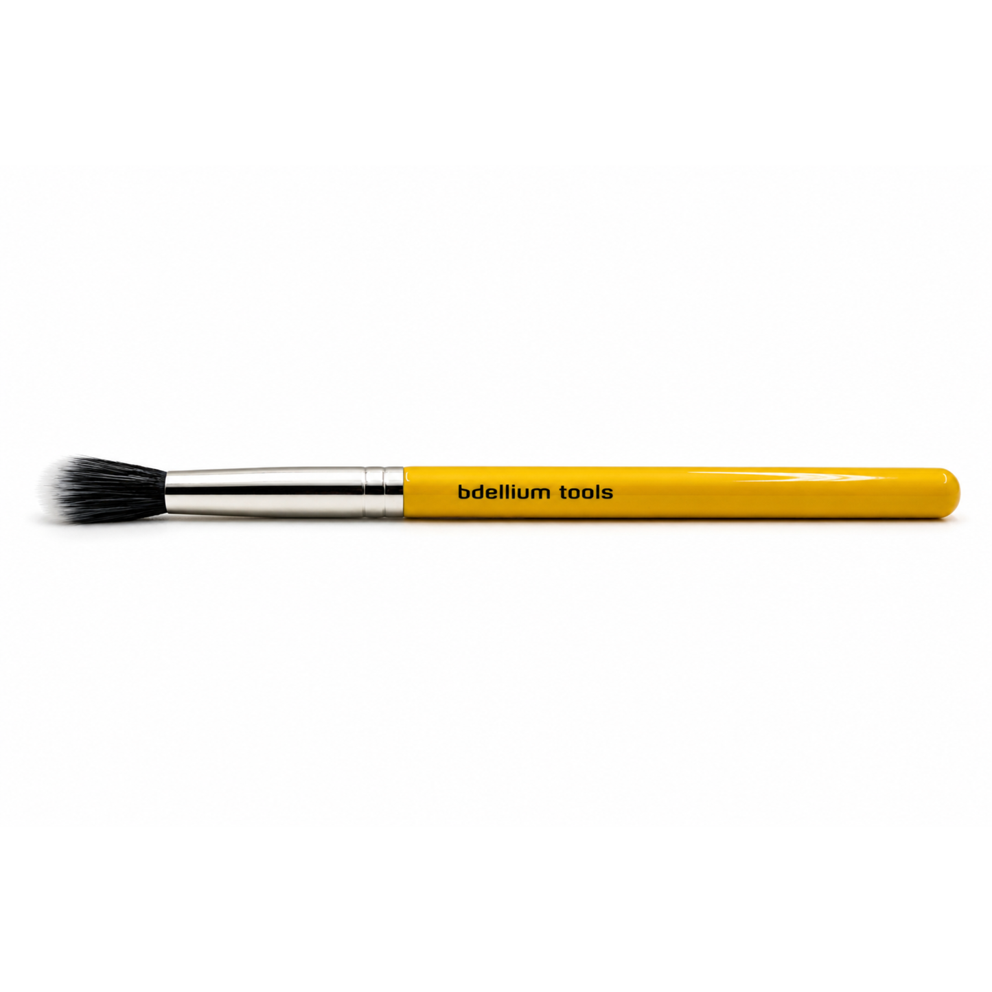 Primer plano de las cerdas sintéticas de doble longitud blancas y negras de la brocha para ojos Bdellium Tools 787.