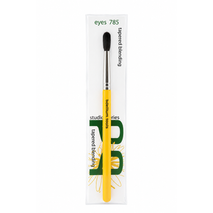 Pincel difuminador cónico clásico Studio 785 Tapered Blending de Bdellium Tools con mango negro alargado.