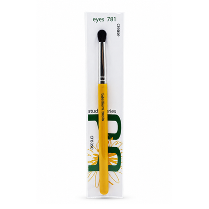 Pincel para difuminar sombras en la cuenca Studio 781 Crease de Bdellium Tools con mango negro clásico.