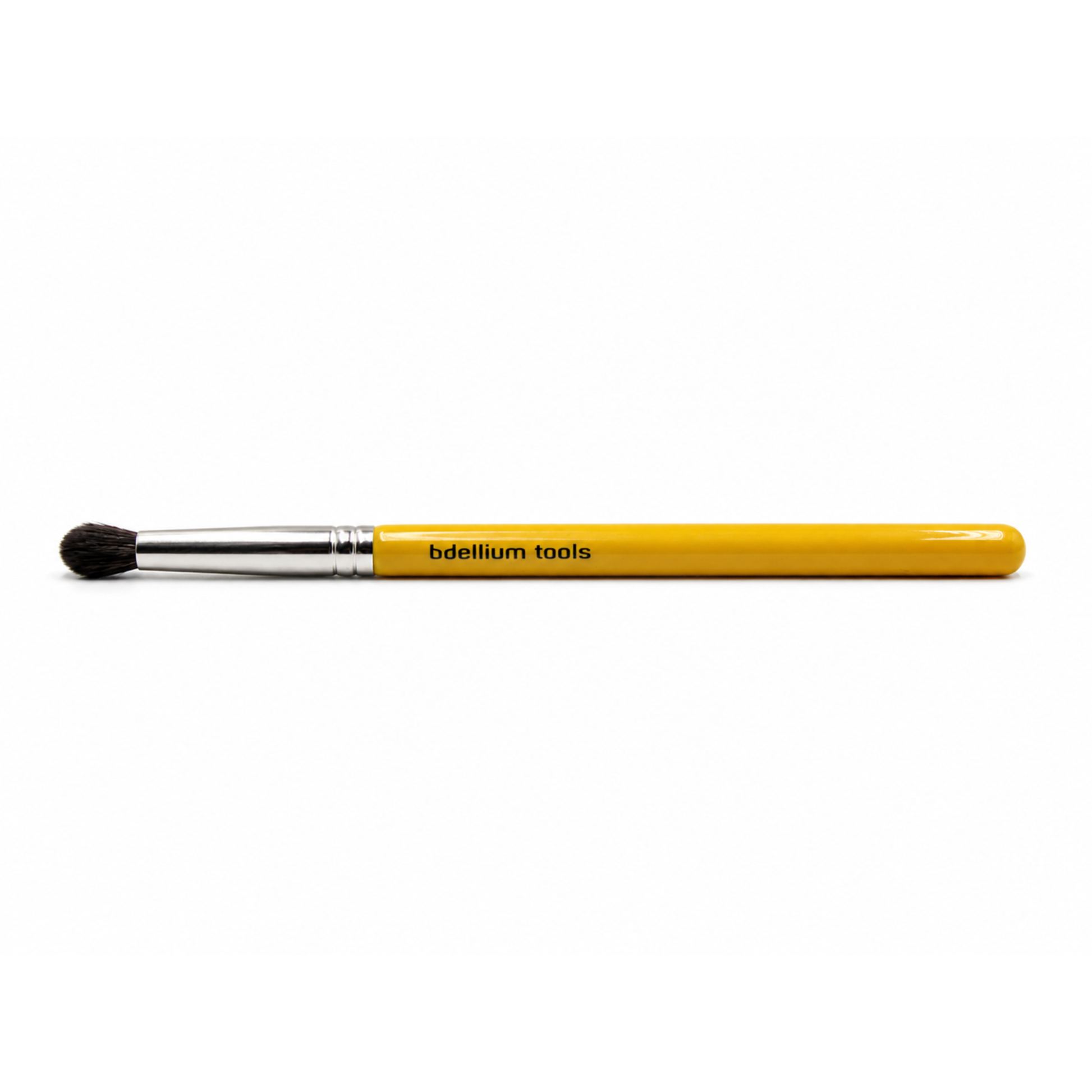 Primer plano detalle del cabezal redondeado y denso de la brocha de ojos Studio 781 Crease de Bdellium Tools.