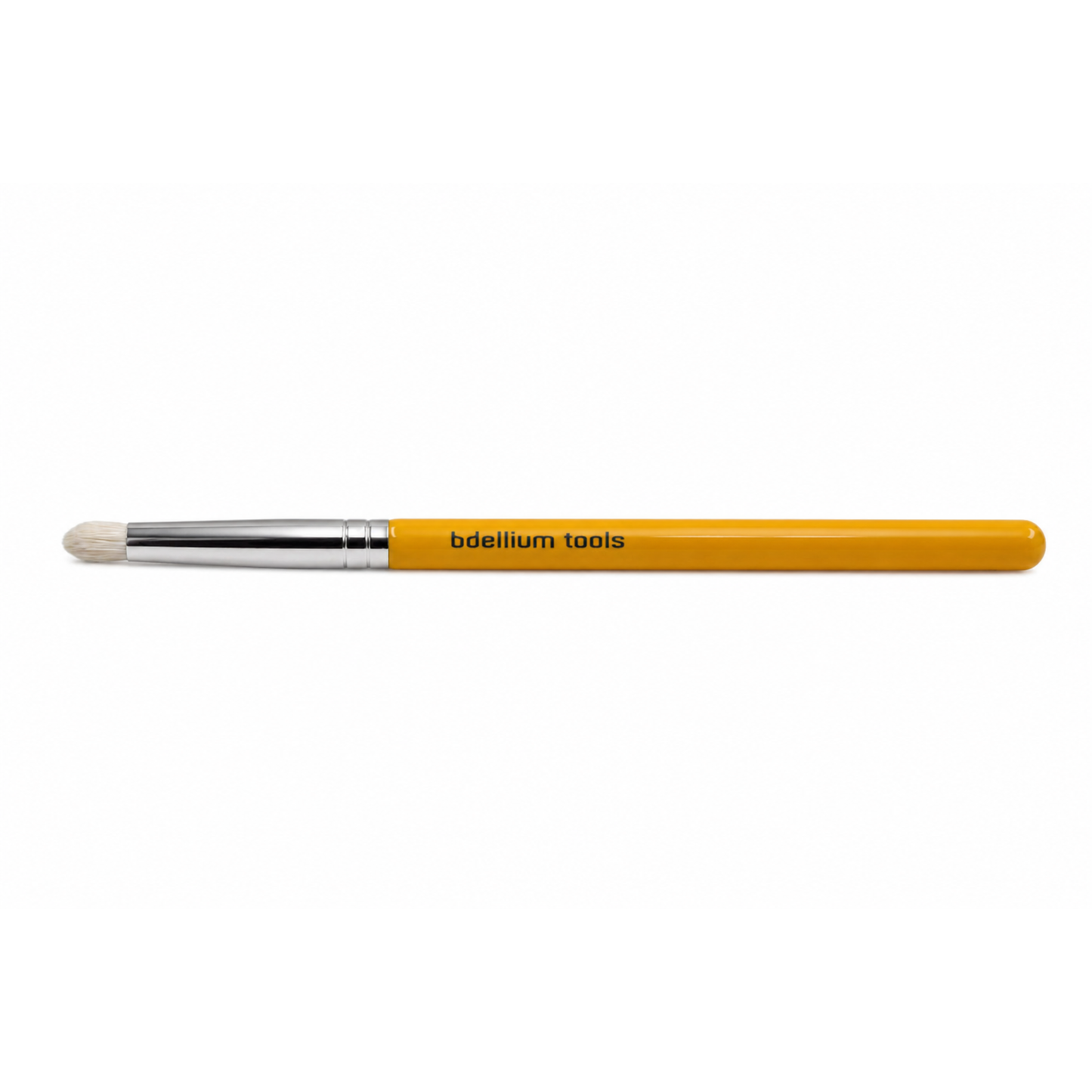 Primer plano de la punta cónica, firme y redondeada de las cerdas híbridas de la brocha de detalle Bdellium Tools 780.