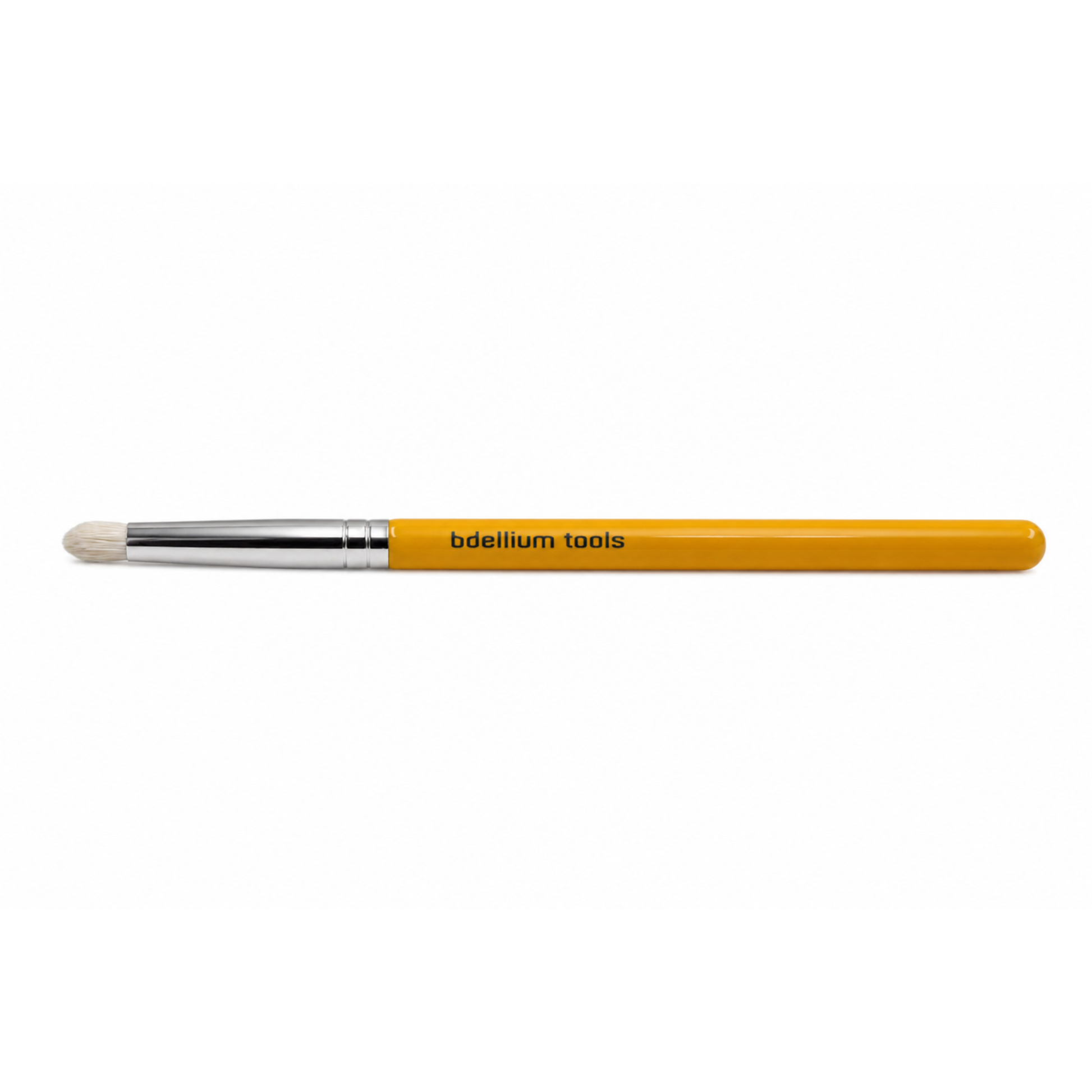 Primer plano de la punta cónica, firme y redondeada de las cerdas híbridas de la brocha de detalle Bdellium Tools 780.