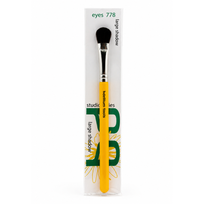 Pincel plano de sombra grande Studio 778 Large Shadow de Bdellium Tools con mango negro de abedul lacado.
