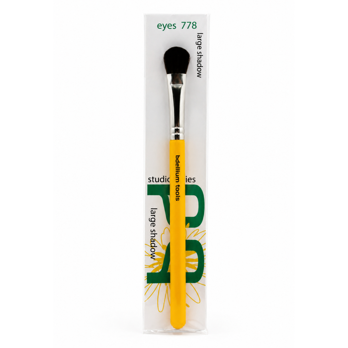 Pincel plano de sombra grande Studio 778 Large Shadow de Bdellium Tools con mango negro de abedul lacado.