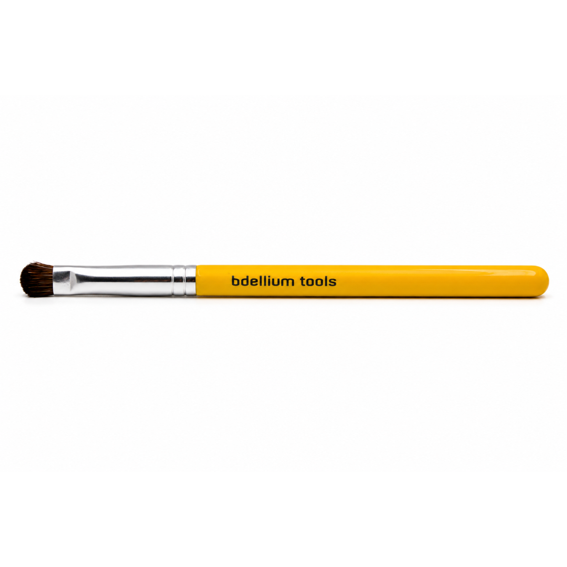 Primer plano de las cerdas sintéticas cortas, firmes y redondeadas de la brocha de detalle Bdellium Tools 772.