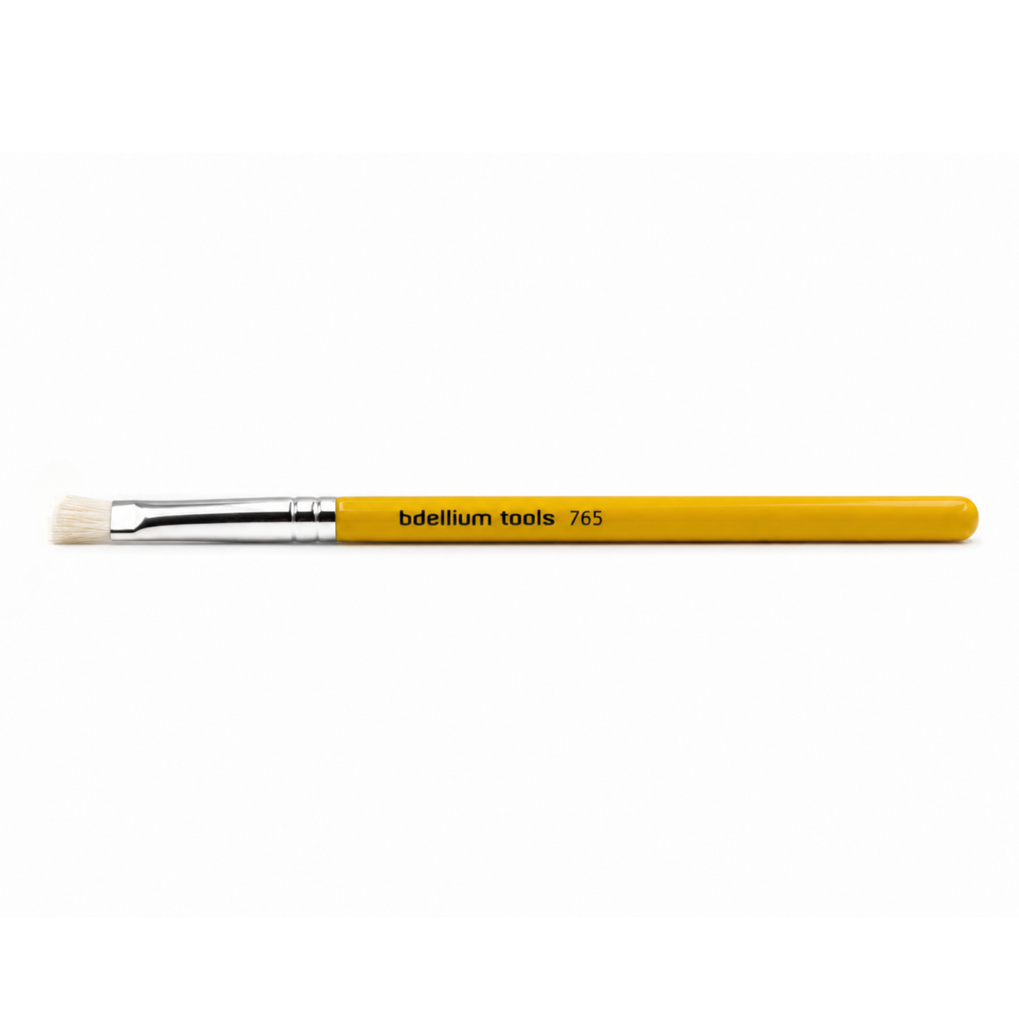 Primer plano detalle del corte biselado plano y las cerdas compactas del pincel de precisión para ojos Bdellium Tools 765.