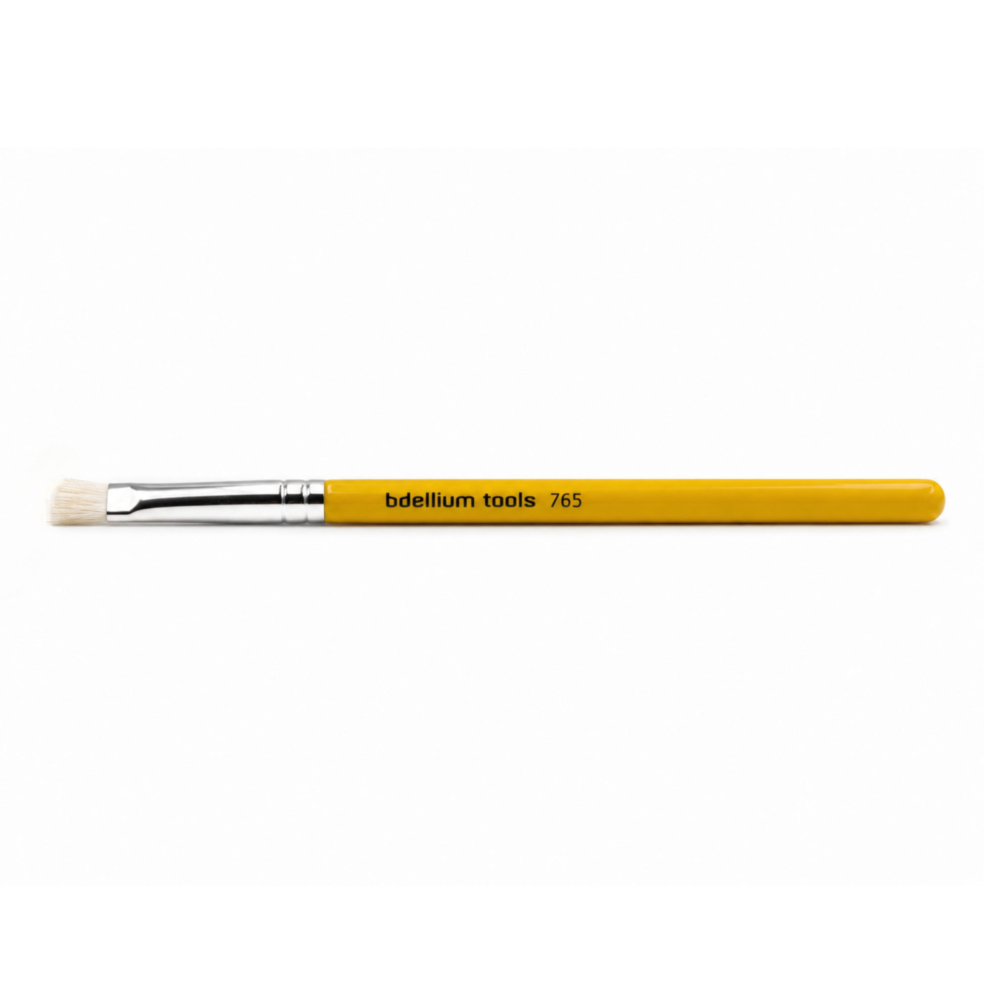 Primer plano detalle del corte biselado plano y las cerdas compactas del pincel de precisión para ojos Bdellium Tools 765.
