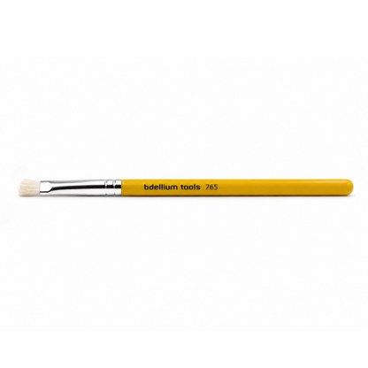 Primer plano detalle del corte biselado plano y las cerdas compactas del pincel de precisión para ojos Bdellium Tools 765.