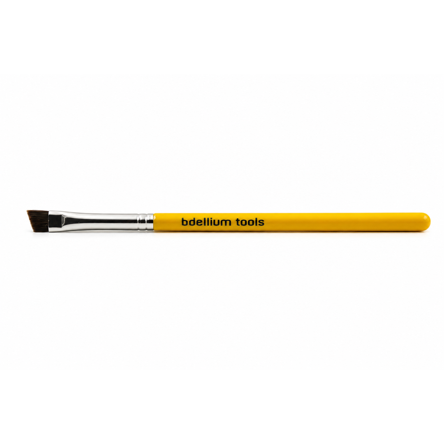 Primer plano detalle del corte biselado ultra delgado y las cerdas firmes del pincel de cejas Bdellium Tools 763.