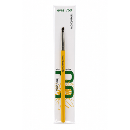 Brocha de viaje angular para cejas y delineado Travel 760 de Bdellium Tools con mango corto amarillo.