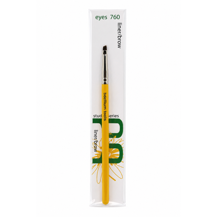 Brocha de viaje angular para cejas y delineado Travel 760 de Bdellium Tools con mango corto amarillo.