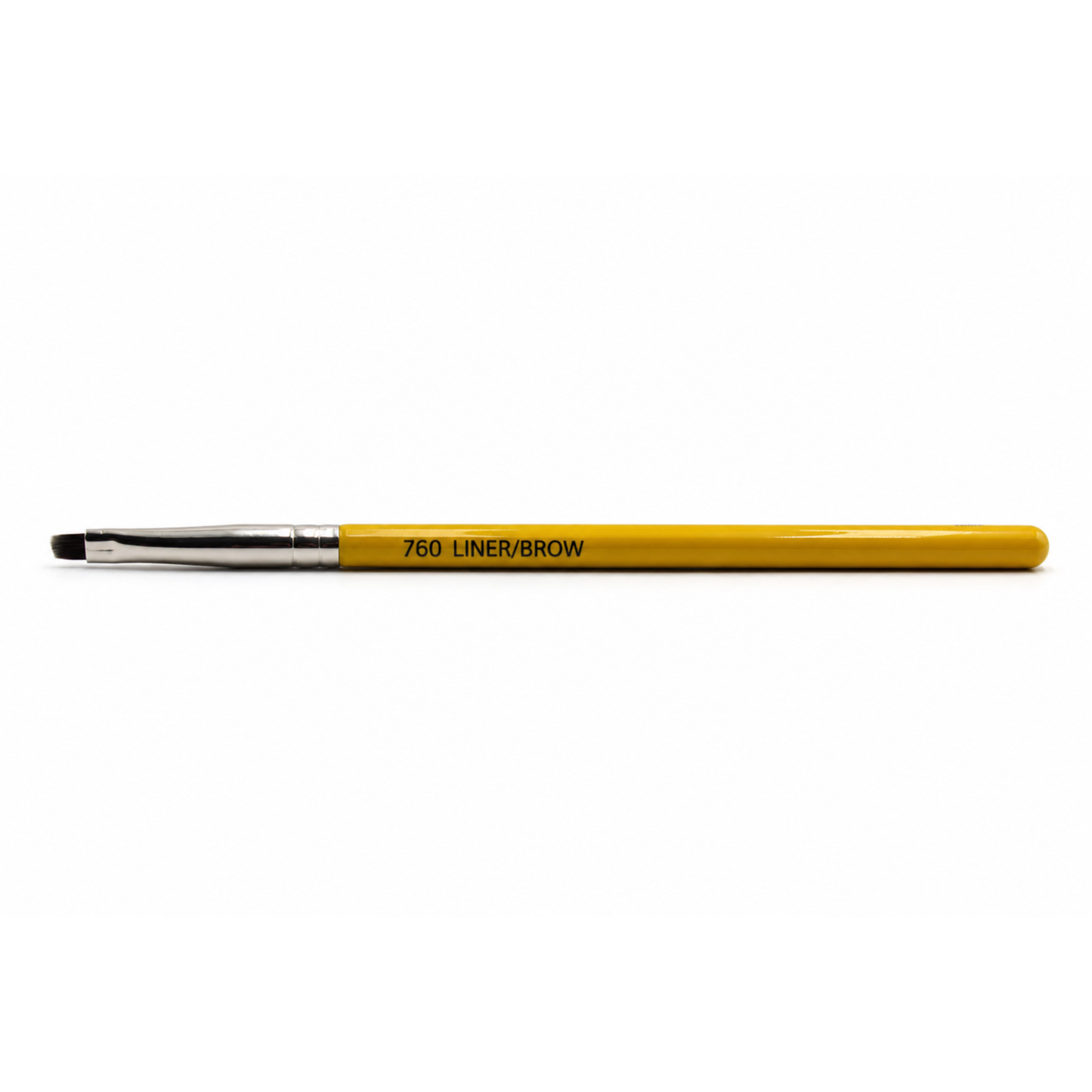 Retocando el delineado de ojos y cejas de forma portátil con la brocha corta Travel 760 de Bdellium Tools.