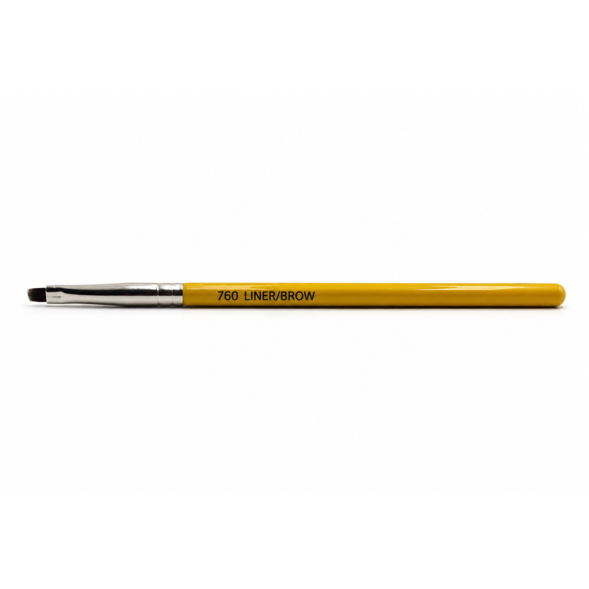 Retocando el delineado de ojos y cejas de forma portátil con la brocha corta Travel 760 de Bdellium Tools.