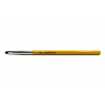 Retocando el delineado de ojos y cejas de forma portátil con la brocha corta Travel 760 de Bdellium Tools.