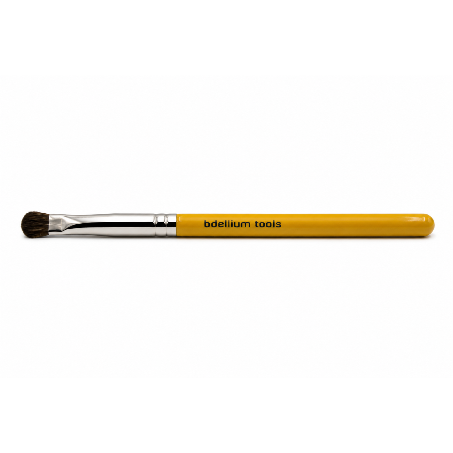 Primer plano detalle de las cerdas cortas, densas y redondeadas del pincel de ojos de precisión Studio 755 de Bdellium Tools.