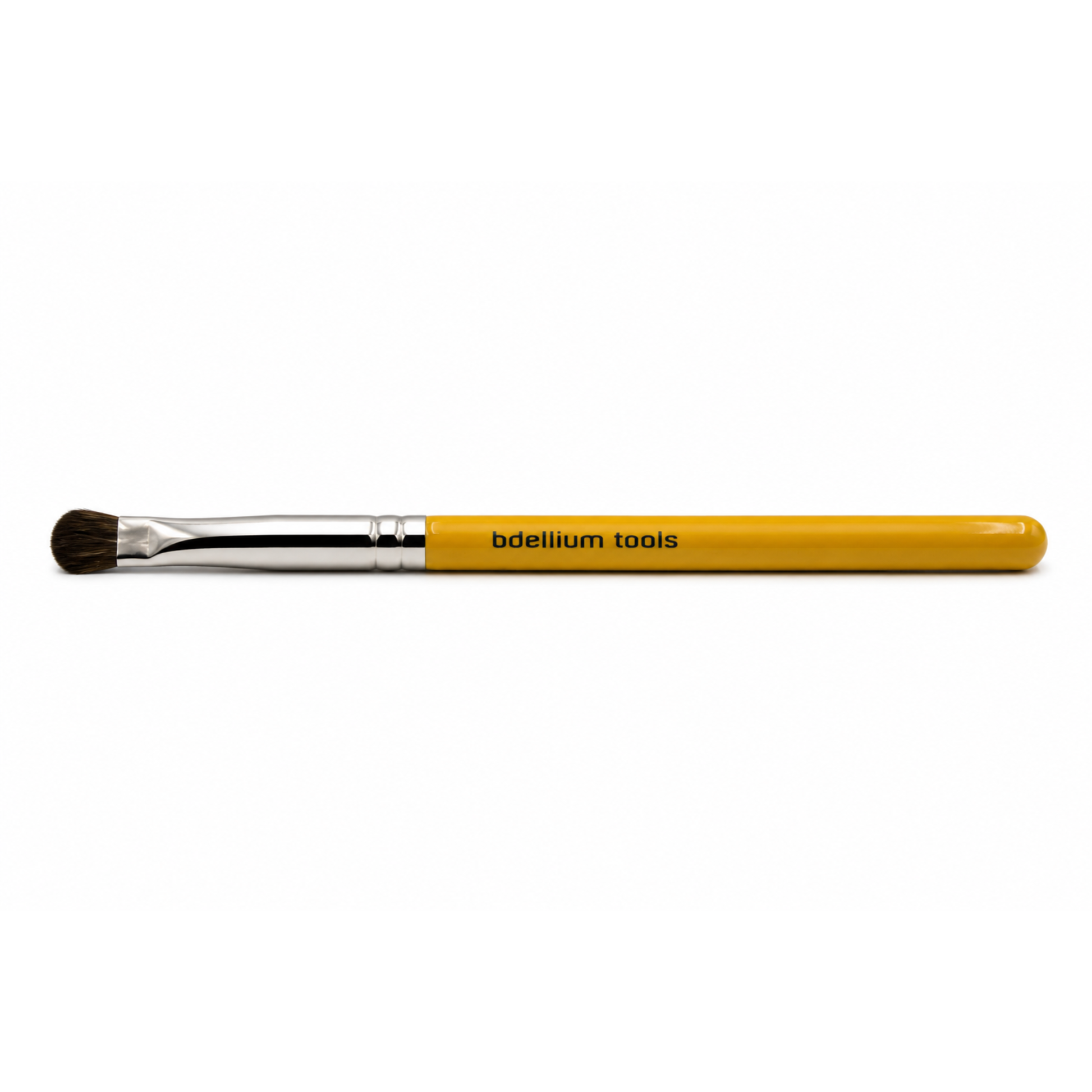 Primer plano detalle de las cerdas cortas, densas y redondeadas del pincel de ojos de precisión Studio 755 de Bdellium Tools.