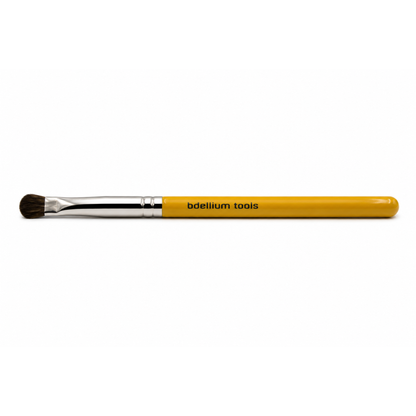 Primer plano detalle de las cerdas cortas, densas y redondeadas del pincel de ojos de precisión Studio 755 de Bdellium Tools.