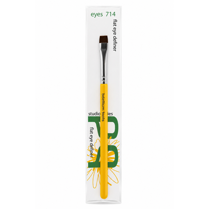 Brocha plana de precisión Studio 714 Flat Eye Definer de Bdellium Tools con mango negro clásico.