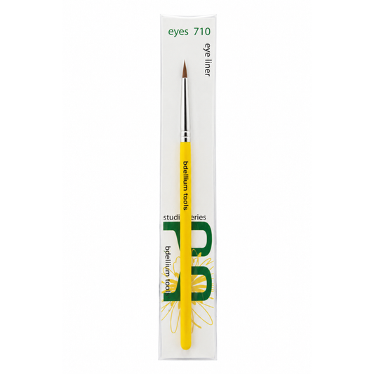 Pincel delineador de ojos de punta extrafina Studio 710 Eye Liner de Bdellium Tools con mango negro.