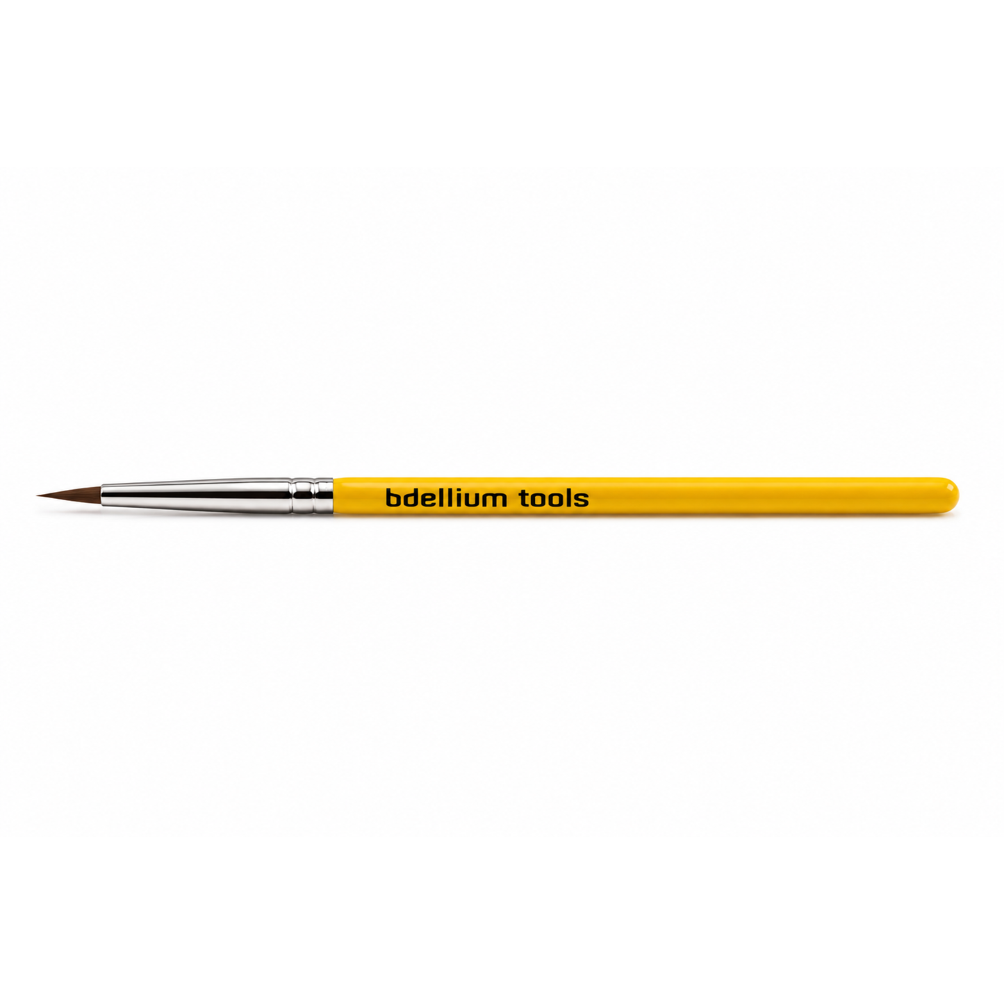 Primer plano de la punta ultra delgada, cónica y puntiaguda de las cerdas del pincel delineador Bdellium Tools 710.