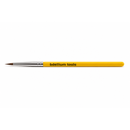 Primer plano de la punta ultra delgada, cónica y puntiaguda de las cerdas del pincel delineador Bdellium Tools 710.