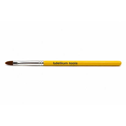 Primer plano detalle de la punta firme y finamente cónica del pincel de precisión para ojos Studio 540 de Bdellium Tools.