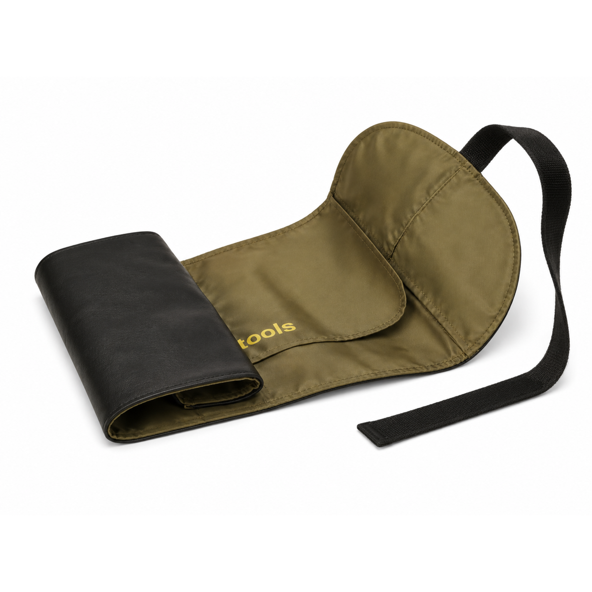 Maquillista profesional abriendo su manta enrollable Studio Roll-Up Pouch llena de brochas en su mesa de trabajo.