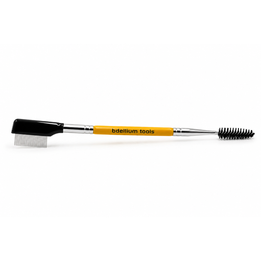 Primer plano detalle del peine con dientes de metal en un extremo y el cepillo de cejas denso en el otro del modelo Bdellium Tools 725.
