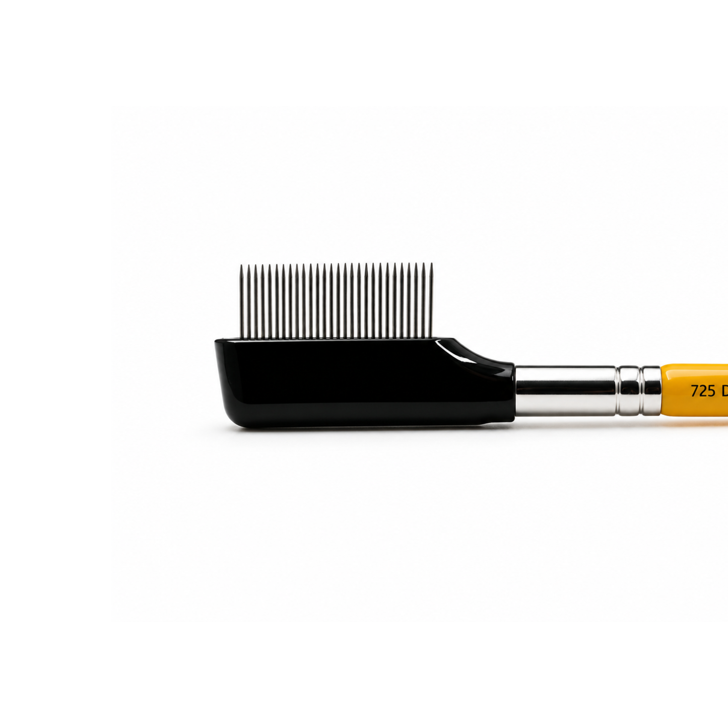 Presentación individual de la herramienta de precisión Studio 725 Double End Metal Comb/Lash en su empaque original protector transparente.