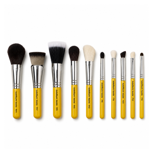 Primer plano de las cerdas redondeadas, suaves y densas de los diferentes pinceles de rostro y ojos del set mineral de 10 piezas de Bdellium.
