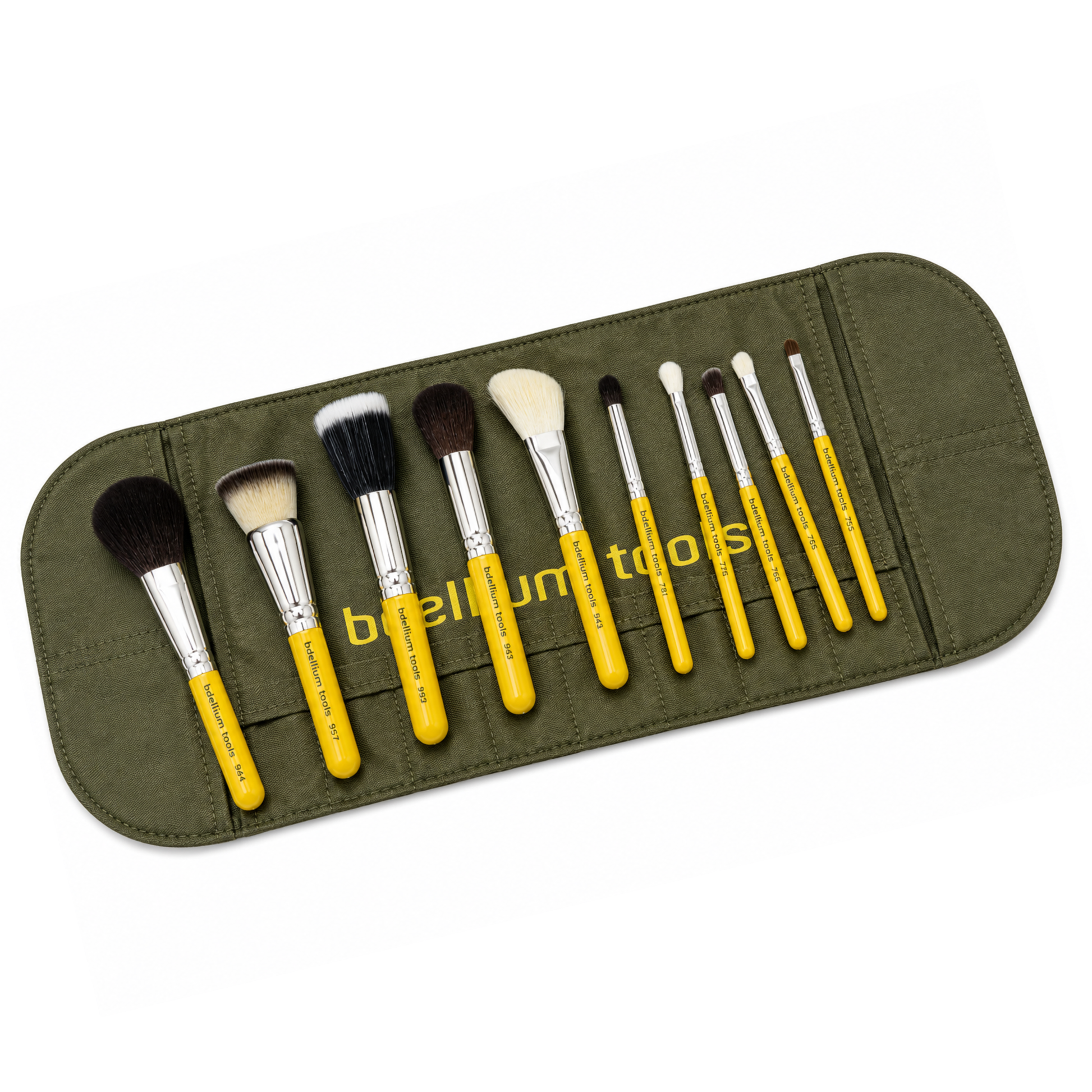 Maquillista profesional utilizando el pincel de precisión de ojos de la línea Golden Triangle de Bdellium Tools.