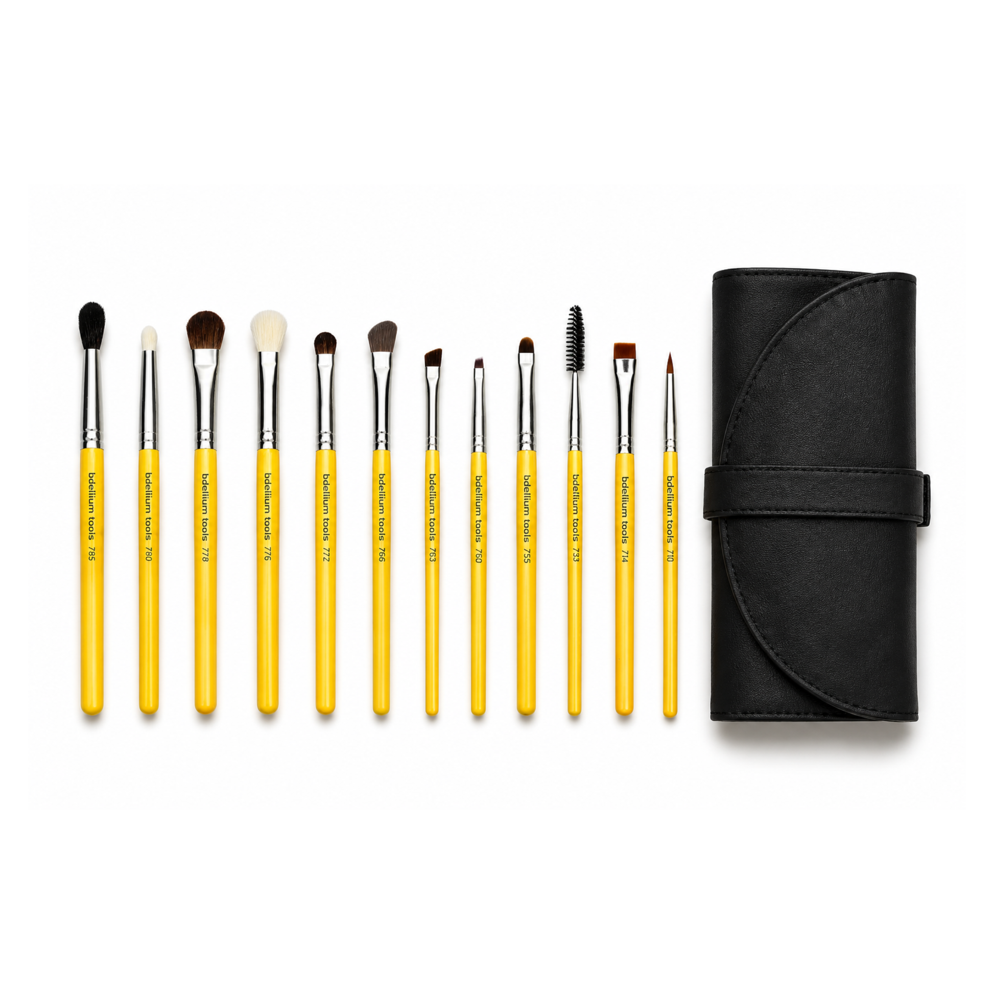 Primer plano de las diferentes puntas, cerdas cónicas y biseladas de los 12 pinceles de ojos de la línea Studio de Bdellium.