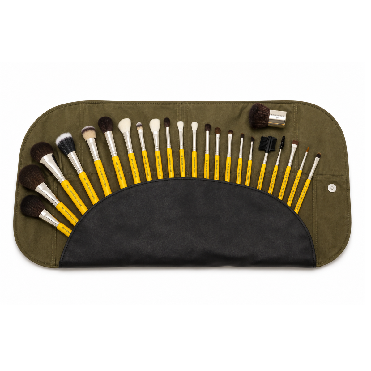 Primer plano de la variedad de cerdas densas, biseladas y sintéticas de los pinceles del set Studio Luxury de Bdellium Tools.