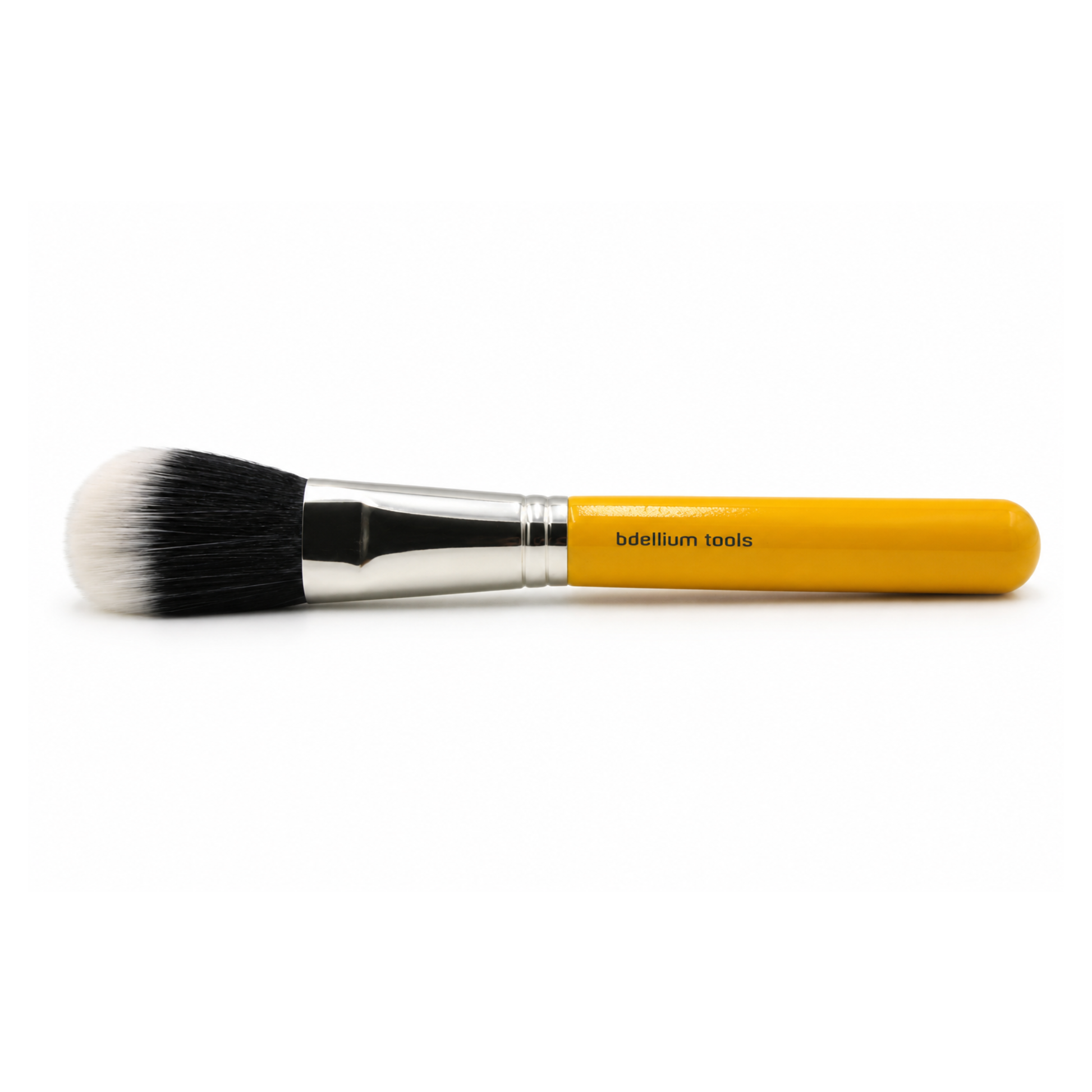 Primer plano de las cerdas de doble longitud en blanco y negro del cabezal de la brocha para polvos Bdellium Tools 985.