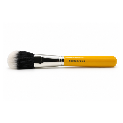 Primer plano de las cerdas de doble longitud en blanco y negro del cabezal de la brocha para polvos Bdellium Tools 985.