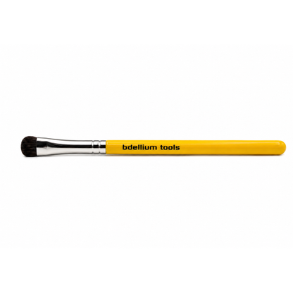 Primer plano detalle del cabezal plano redondeado y las cerdas compactas del pincel de ojos Bdellium Tools 758.