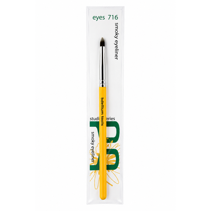 Pincel delineador para ahumados Studio 716 Smoky Eyeliner de Bdellium Tools con mango clásico negro.