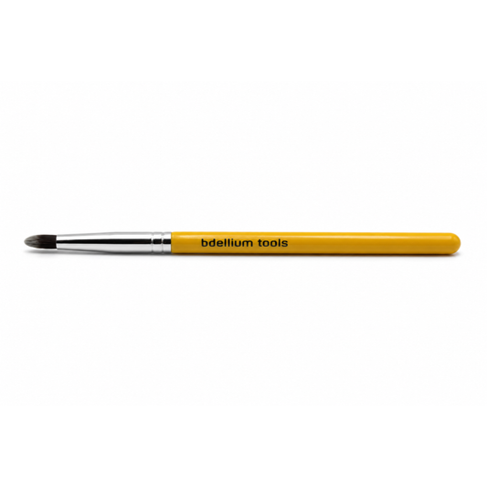 Primer plano detalle del cabezal compacto y redondeado del pincel para ojos Bdellium Tools 716.