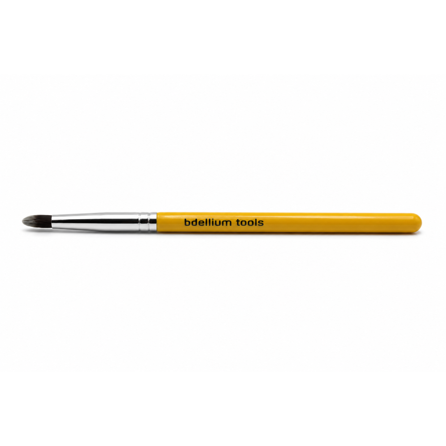 Primer plano detalle del cabezal compacto y redondeado del pincel para ojos Bdellium Tools 716.
