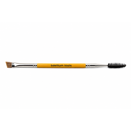 Primer plano detalle del cepillo de espiral en un extremo y el pincel biselado delgado en el otro del modelo Bdellium Tools 735.