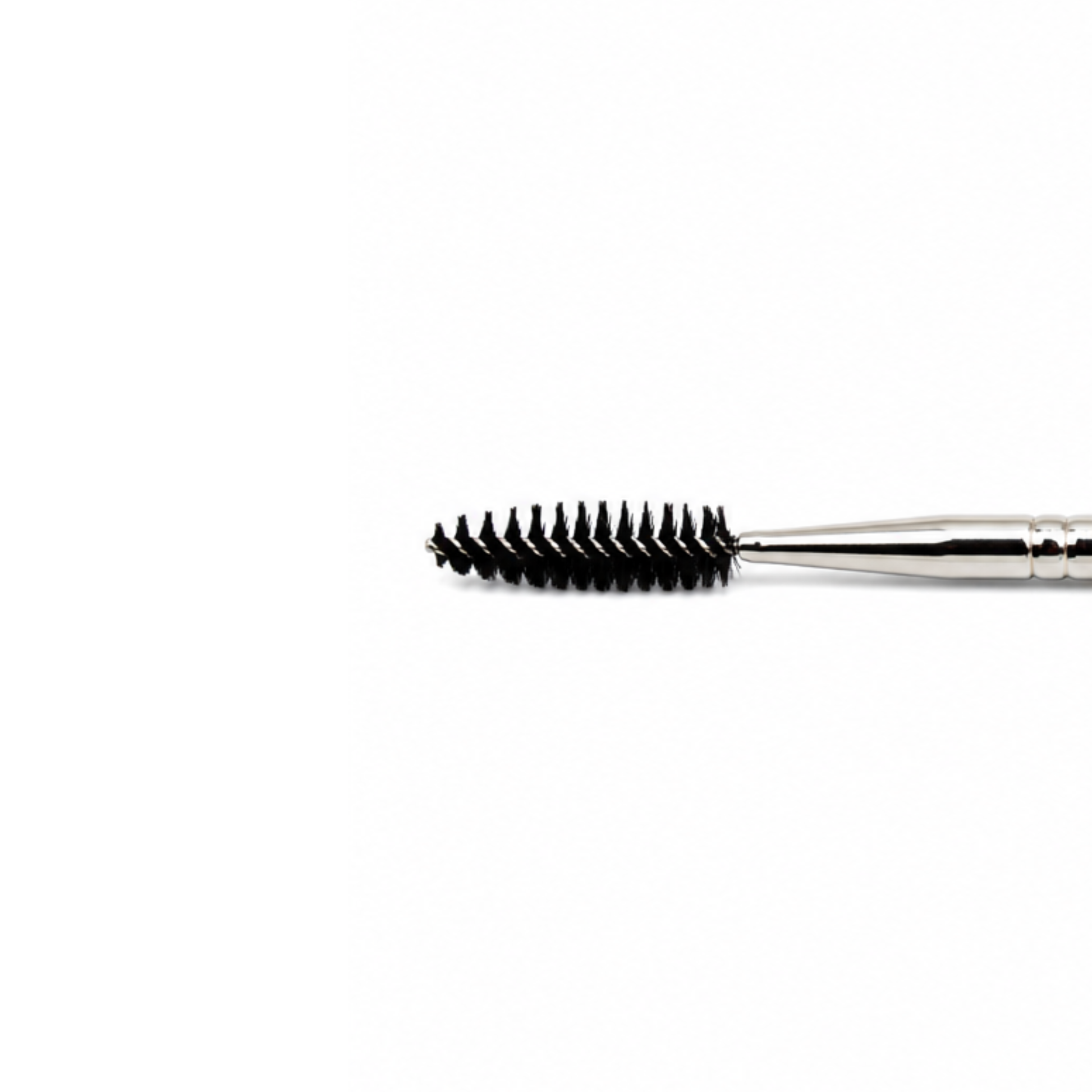 Pincel doble para cejas con diseño de dos extremos de la línea Studio 735 de la marca Bdellium Tools.Pincel doble para cejas con diseño de dos extremos de la línea Studio 735 de la marca Bdellium Tools.