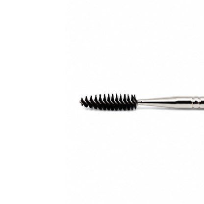 Pincel doble para cejas con diseño de dos extremos de la línea Studio 735 de la marca Bdellium Tools.Pincel doble para cejas con diseño de dos extremos de la línea Studio 735 de la marca Bdellium Tools.