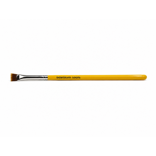 Primer plano de las cerdas sintéticas planas dispuestas en forma de abanico del pincel de viaje Bdellium Tools 731.